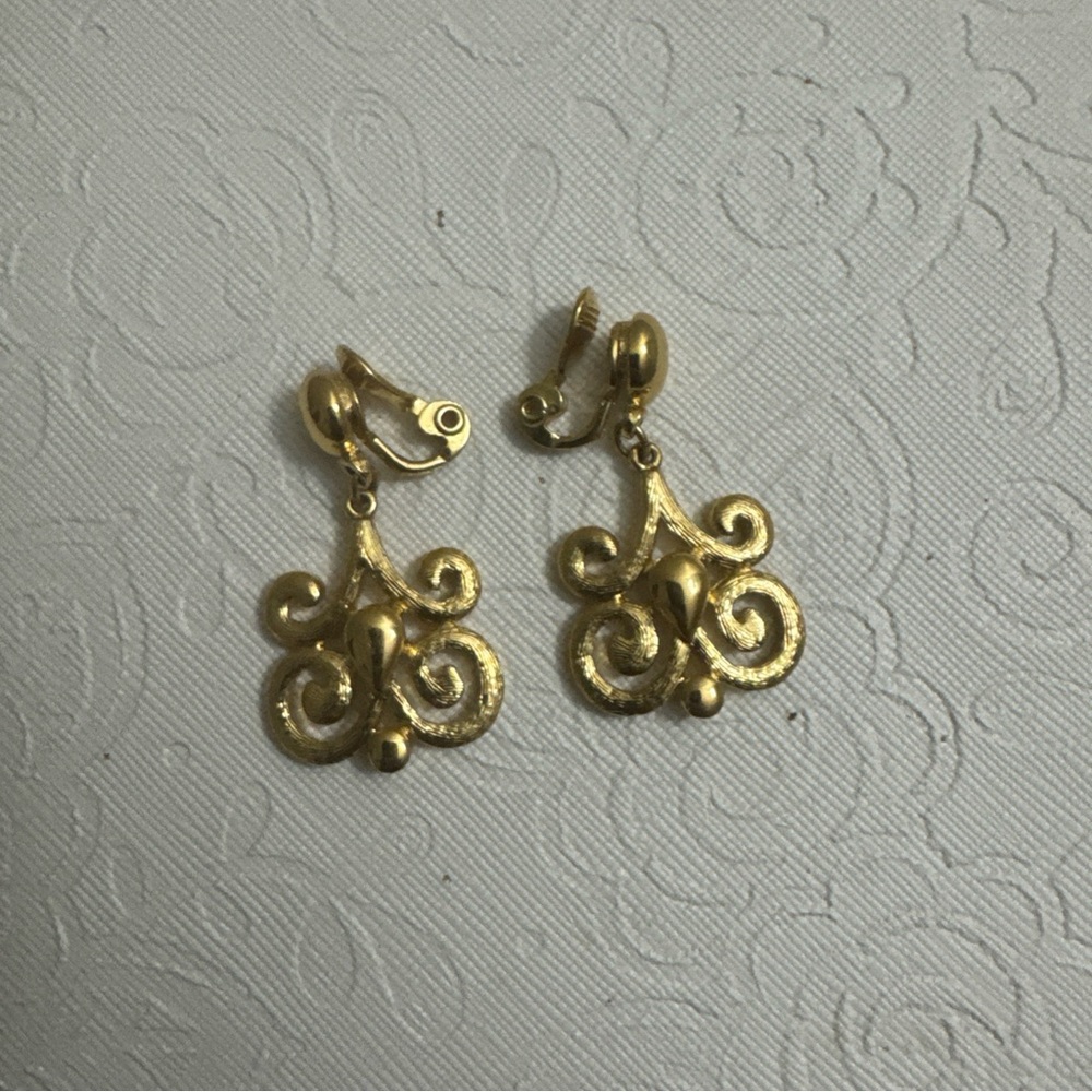 VTG Signed MONET Gold Tone Retro Dangle Clip On Earrings